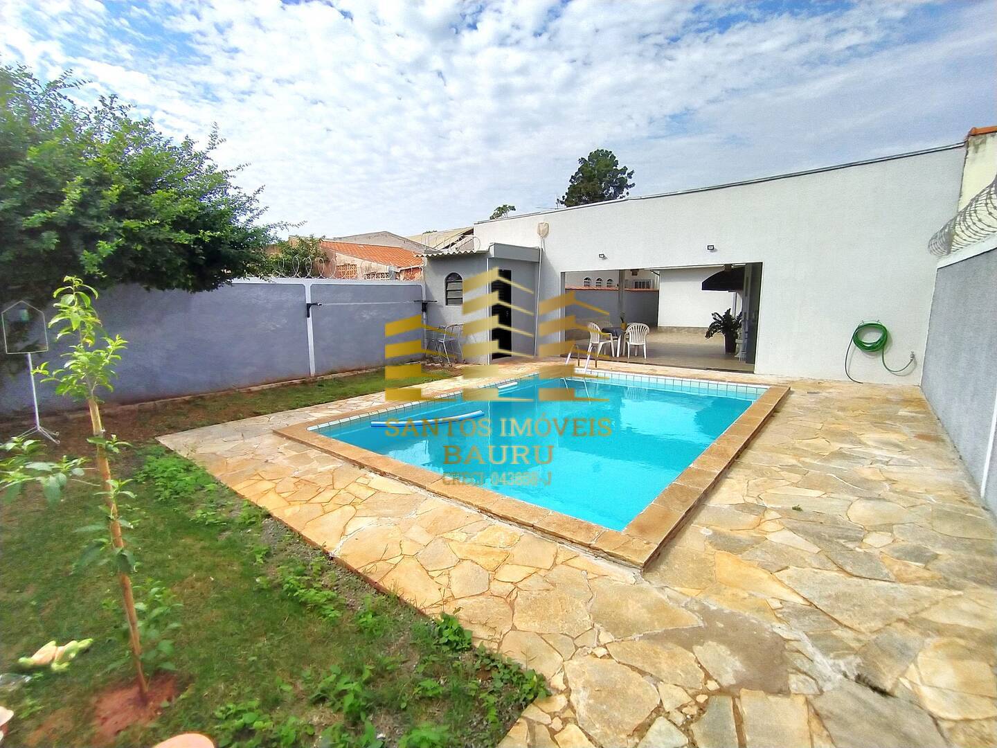 Casa à venda com 4 quartos, 182m² - Foto 1