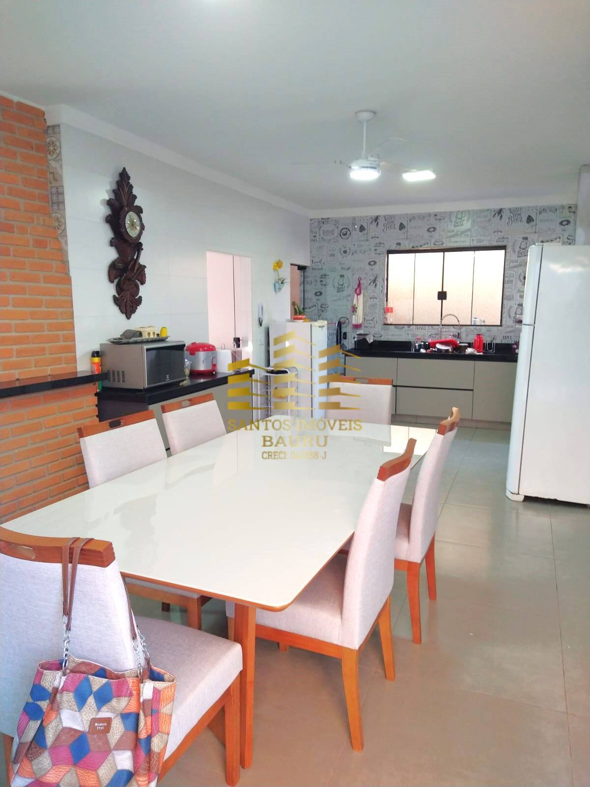 Casa à venda com 3 quartos, 143m² - Foto 1